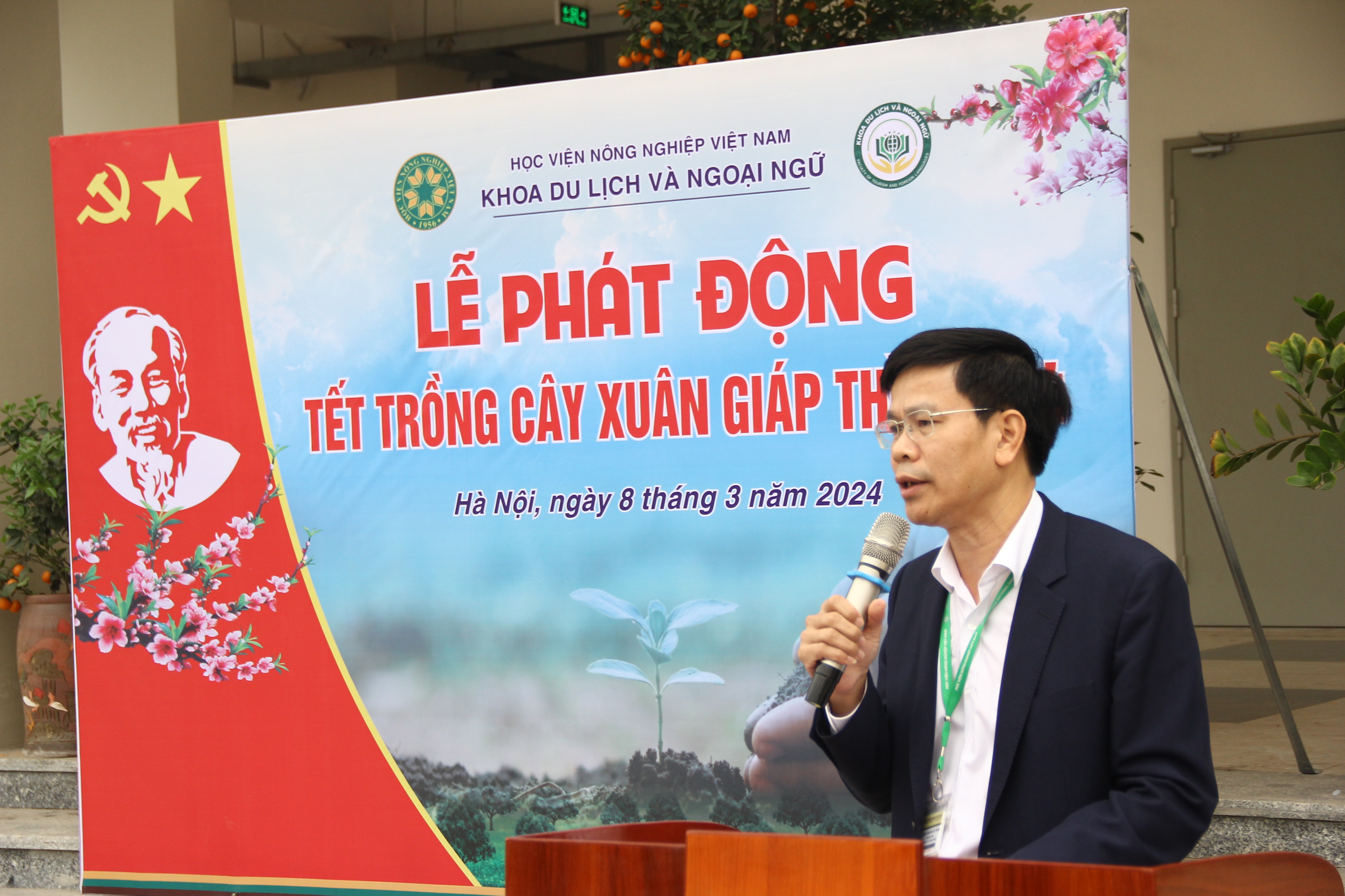 Khoa đào tạo ngành du lịch của Học viện Nông nghiệp Việt Nam tổ chức trồng cây, tạo khuôn viên xanh- Ảnh 2.