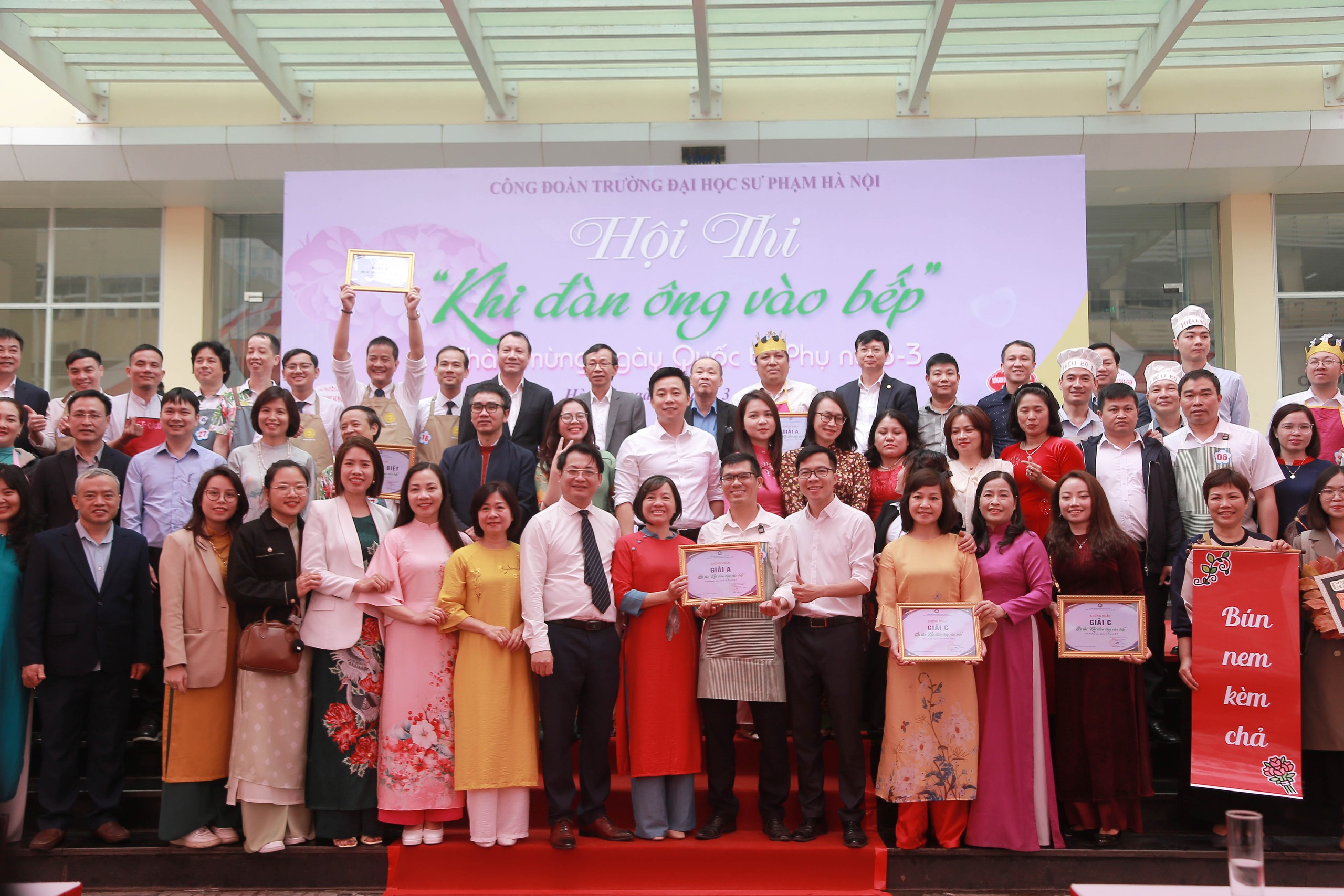 Hơn 100 thầy giáo Trường ĐH Sư phạm Hà Nội thi nhau làm quà tặng bất ngờ trong ngày 8/3- Ảnh 12.