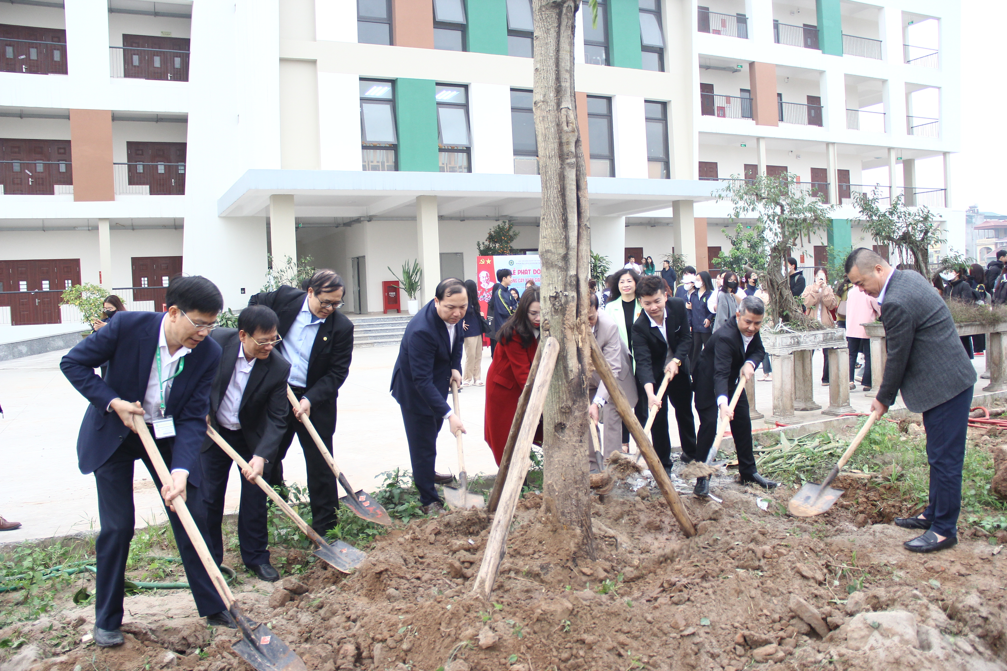Khoa đào tạo ngành du lịch của Học viện Nông nghiệp Việt Nam tổ chức trồng cây, tạo khuôn viên xanh- Ảnh 1.