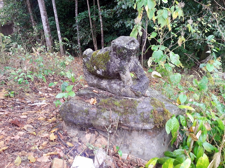 Hai con nghê đá, con hổ đá hình thù kỳ dị chầu miếu cổ, mộ cổ ở mấy vùng đất của Lào Cai- Ảnh 1.