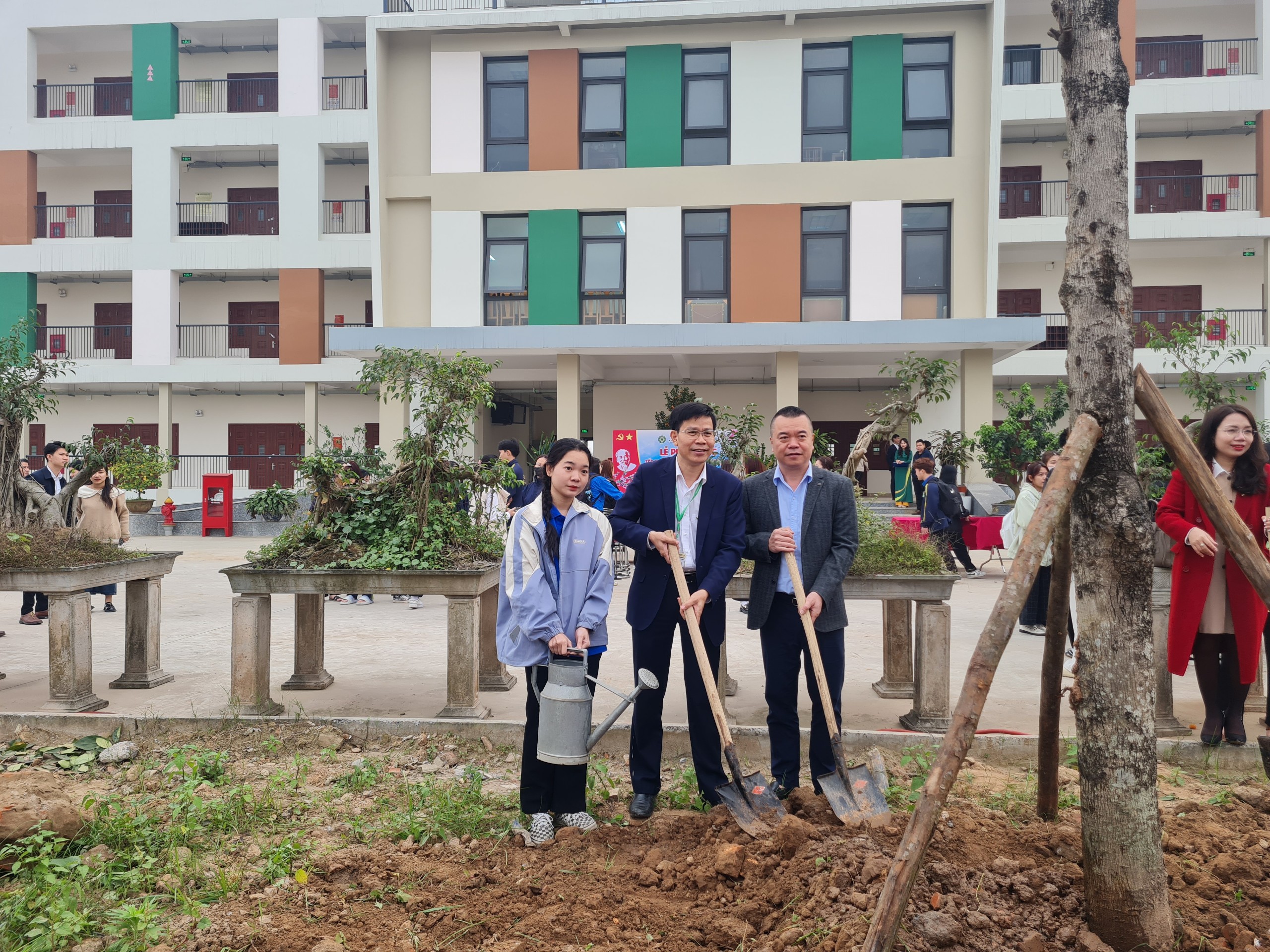 Khoa đào tạo ngành du lịch của Học viện Nông nghiệp Việt Nam tổ chức trồng cây, tạo khuôn viên xanh- Ảnh 3.