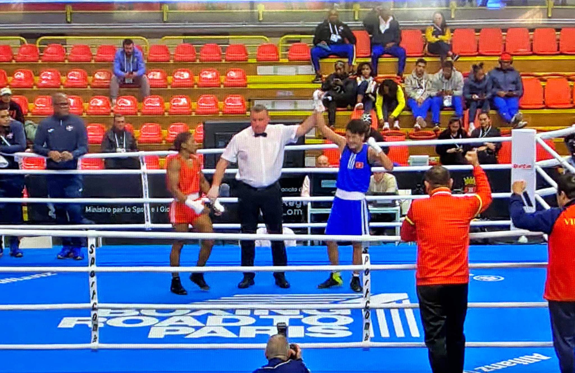 Vòng loại boxing Olympic 2024: Võ Thị Kim Ánh hạ võ sĩ Dominica, giành quyền vào vòng 1/8 - Ảnh 1.