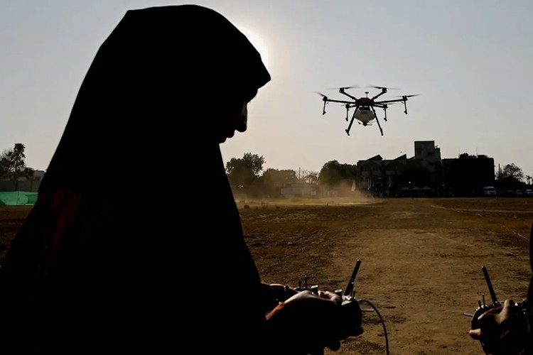 Cảnh tượng phụ nữ Ấn Độ trở thành phi công, điều khiển UAV chuyên nghiệp- Ảnh 1.