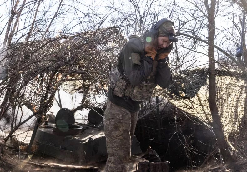 Binh sĩ Ukraine vừa gồng mình chiến đấu vừa miệt mài đào công sự, ngăn bước tiến của quân Nga- Ảnh 1.
