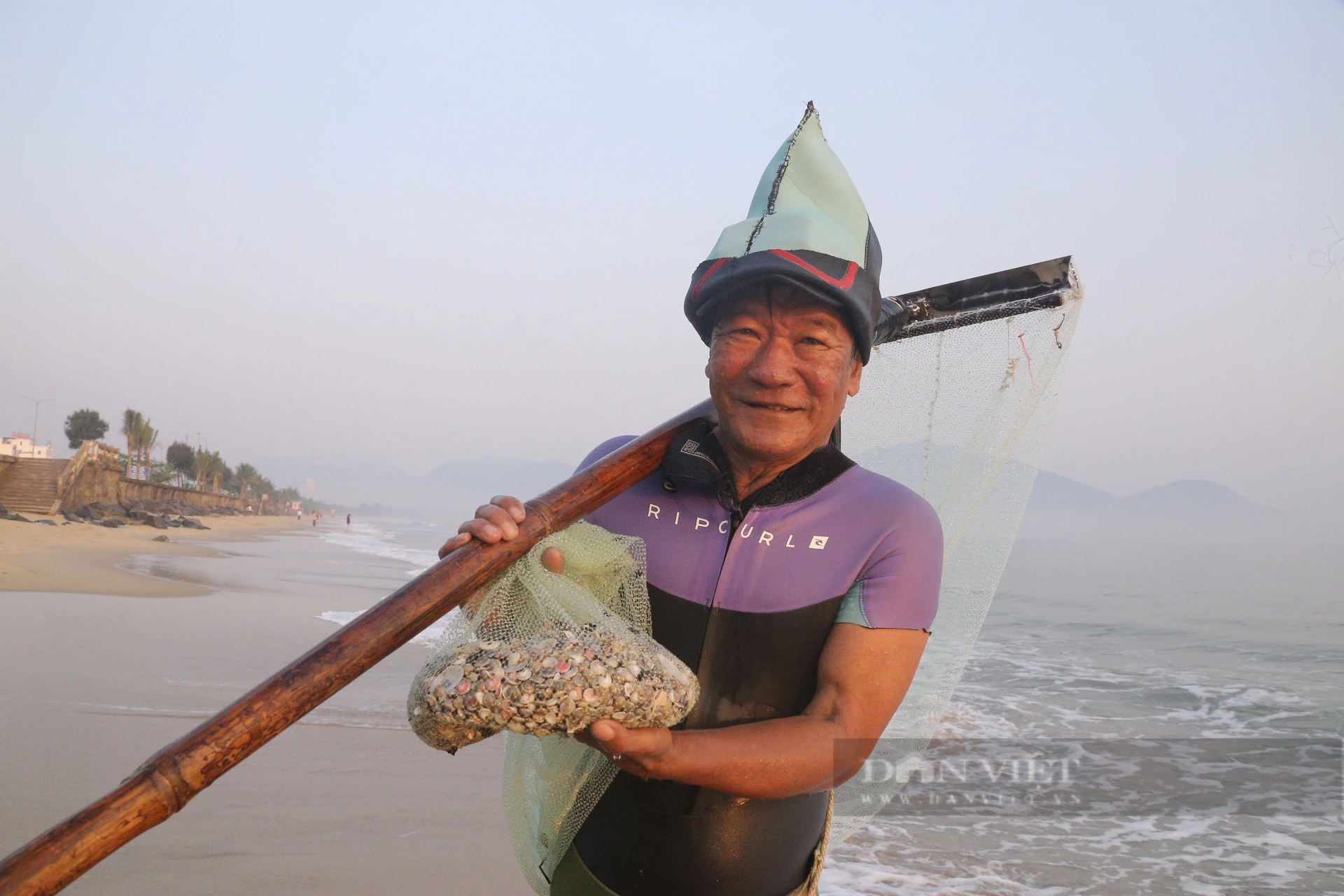 Dầm mình dưới nước thu "lộc biển", ngư dân Đà Nẵng kiếm tiền triệu mỗi ngày- Ảnh 3.