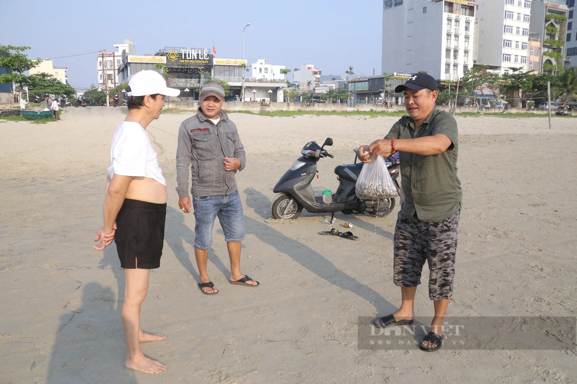 Dầm mình dưới nước thu "lộc biển", ngư dân Đà Nẵng kiếm tiền triệu mỗi ngày- Ảnh 6.