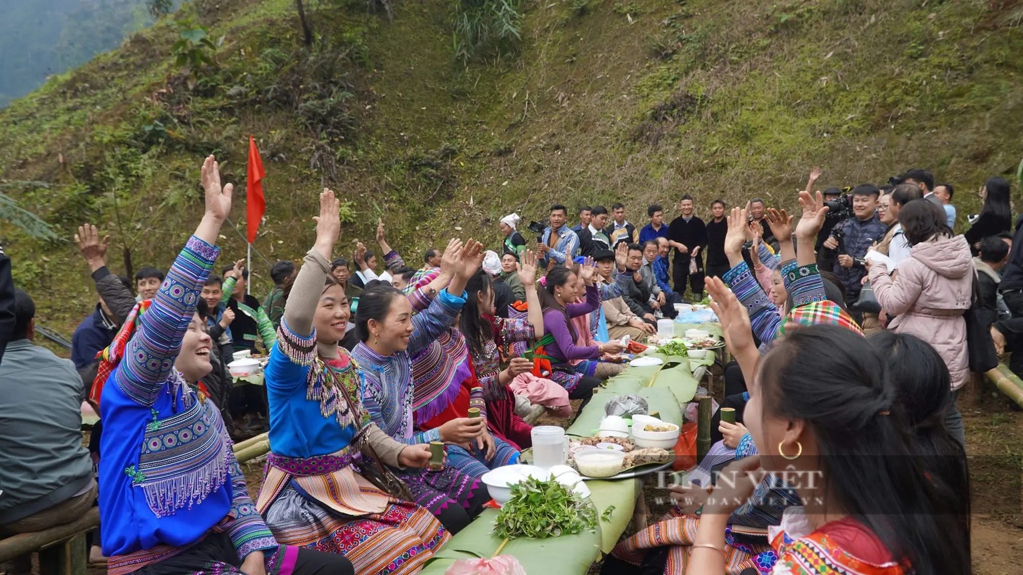 Độc đáo người Mông ở Yên Bái tổ chức lễ cúng thần ở "rừng thiêng"- Ảnh 4.
