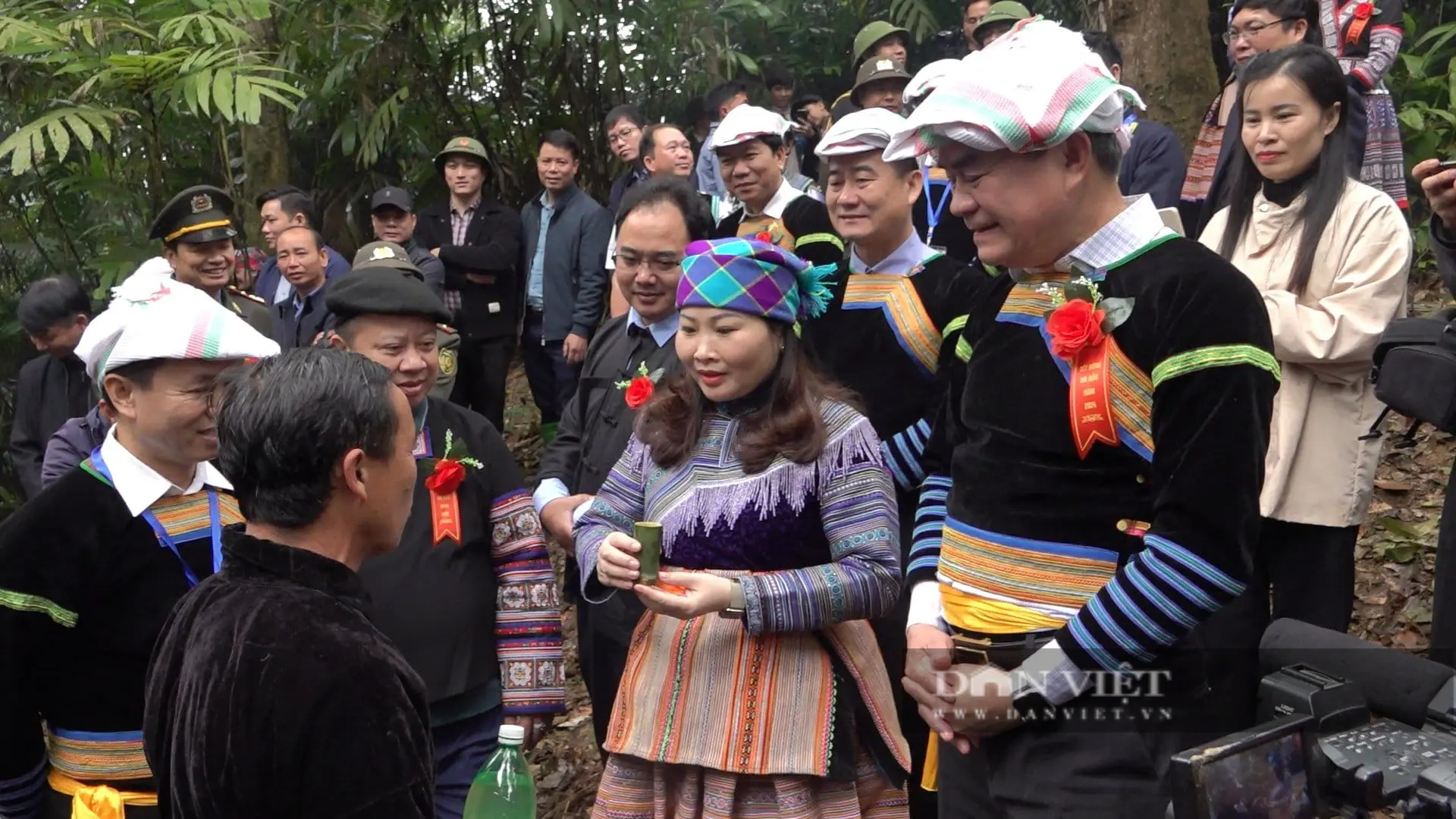 Độc đáo người Mông ở Yên Bái tổ chức lễ cúng thần ở "rừng thiêng"- Ảnh 6.