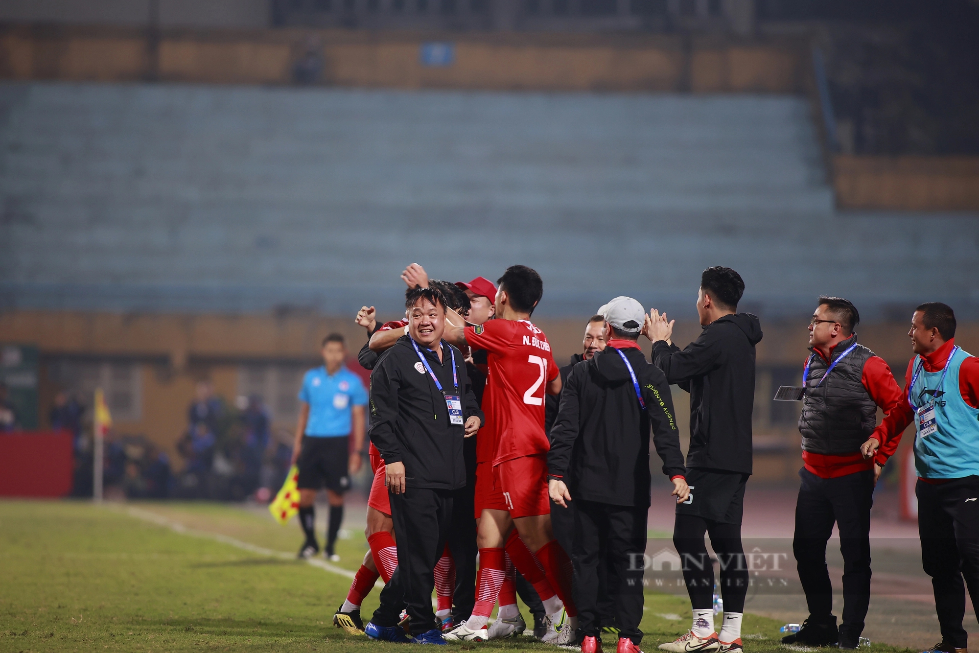 Bùi Hoàng Việt Anh nhập viện, HLV Troussier lo sốt vó- Ảnh 13.