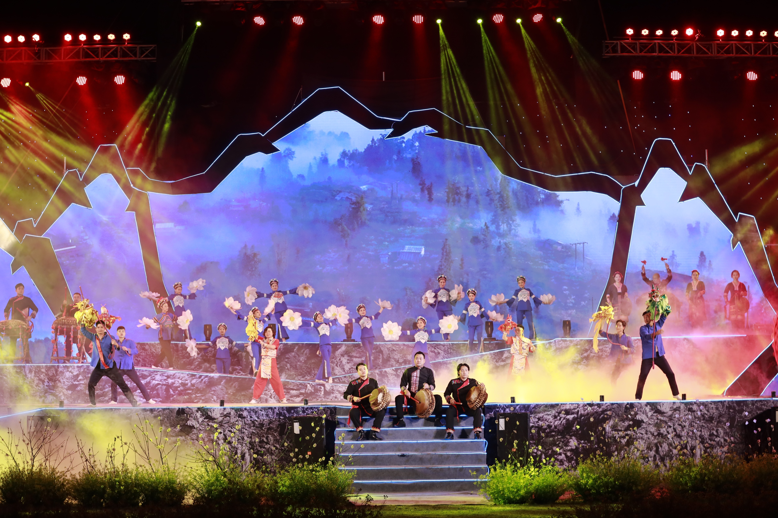 Ngựa đua làm "diễn viên" trên sân khấu khai mạc Festival Cao nguyên trắng Bắc Hà 2024- Ảnh 3.