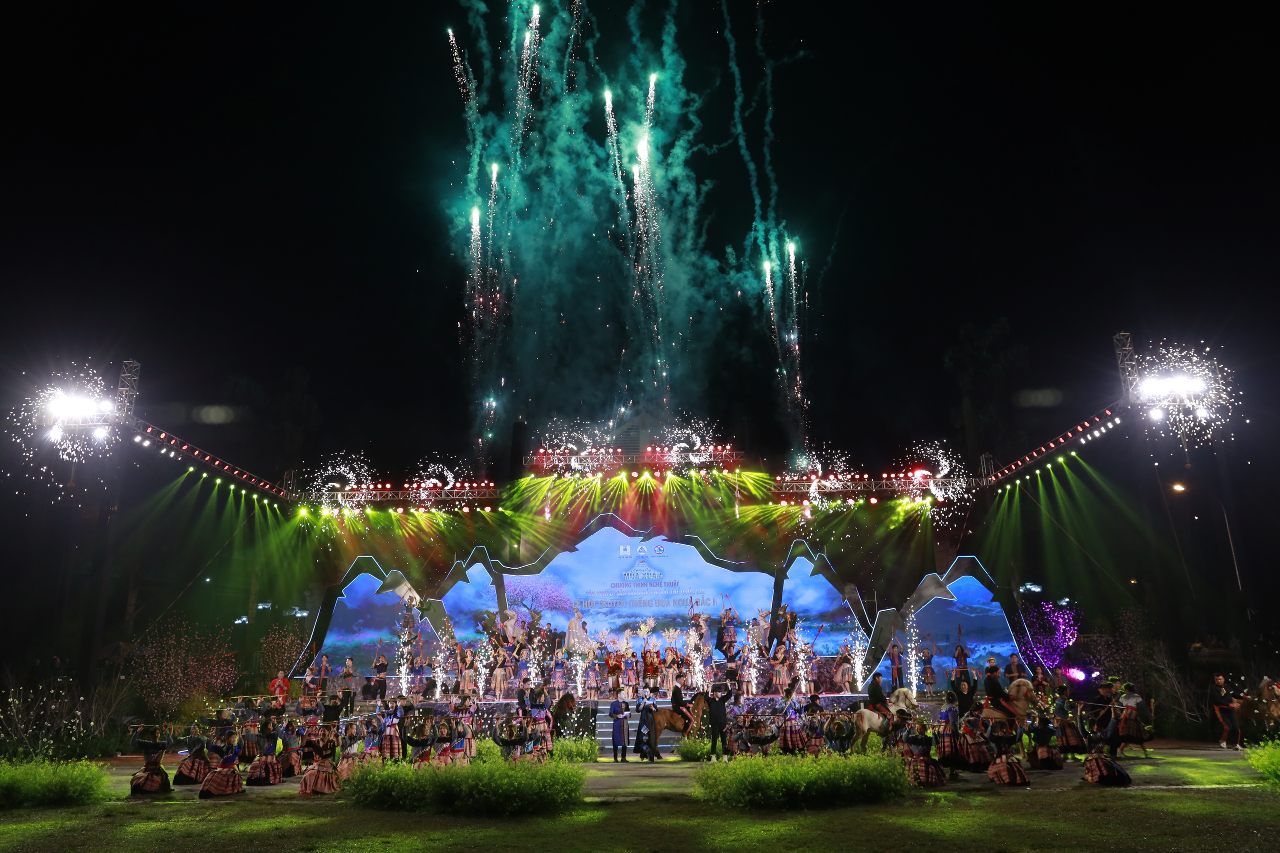 Ngựa đua làm "diễn viên" trên sân khấu khai mạc Festival Cao nguyên trắng Bắc Hà 2024- Ảnh 2.