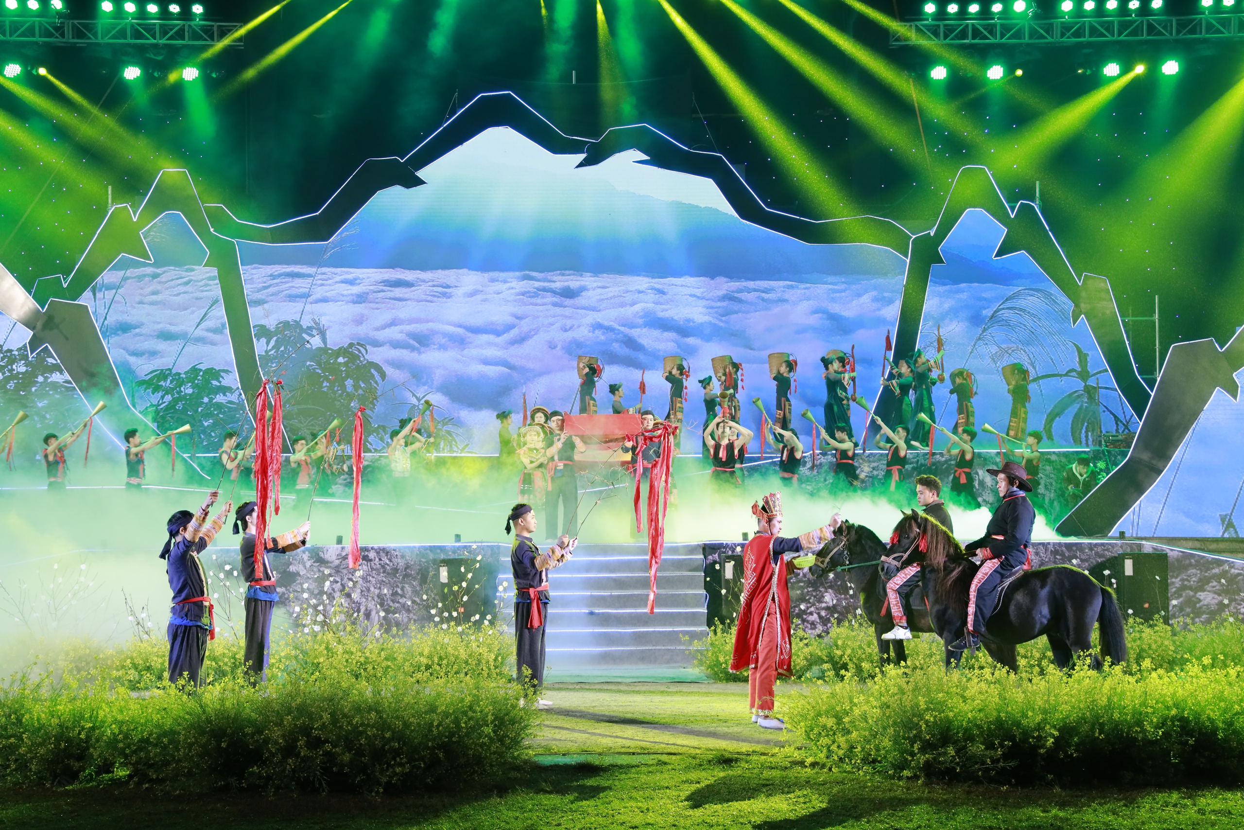 Ngựa đua làm "diễn viên" trên sân khấu khai mạc Festival Cao nguyên trắng Bắc Hà 2024- Ảnh 1.
