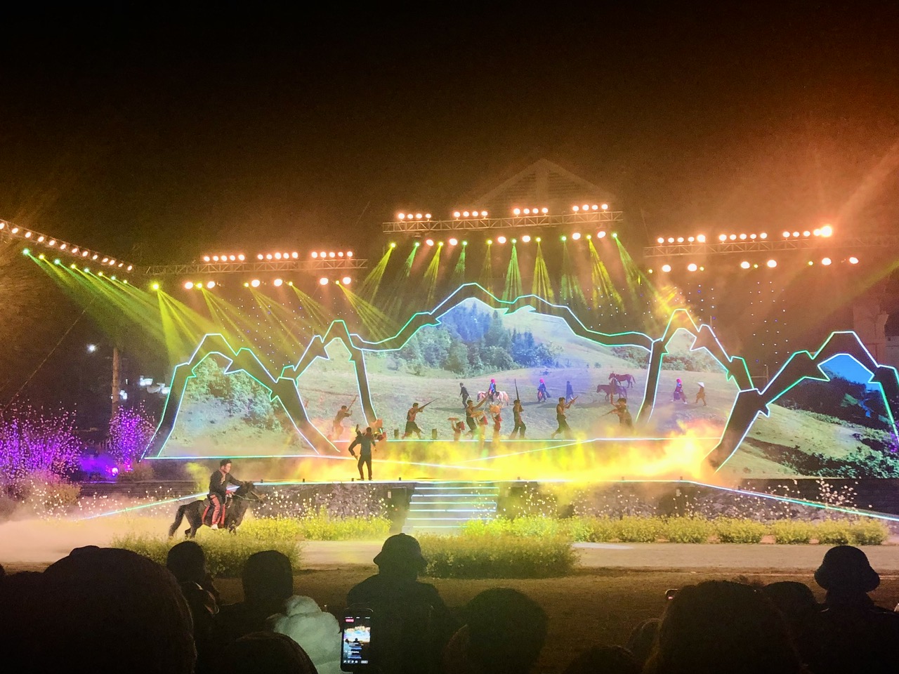 Ngựa đua làm "diễn viên" trên sân khấu khai mạc Festival Cao nguyên trắng Bắc Hà 2024- Ảnh 2.