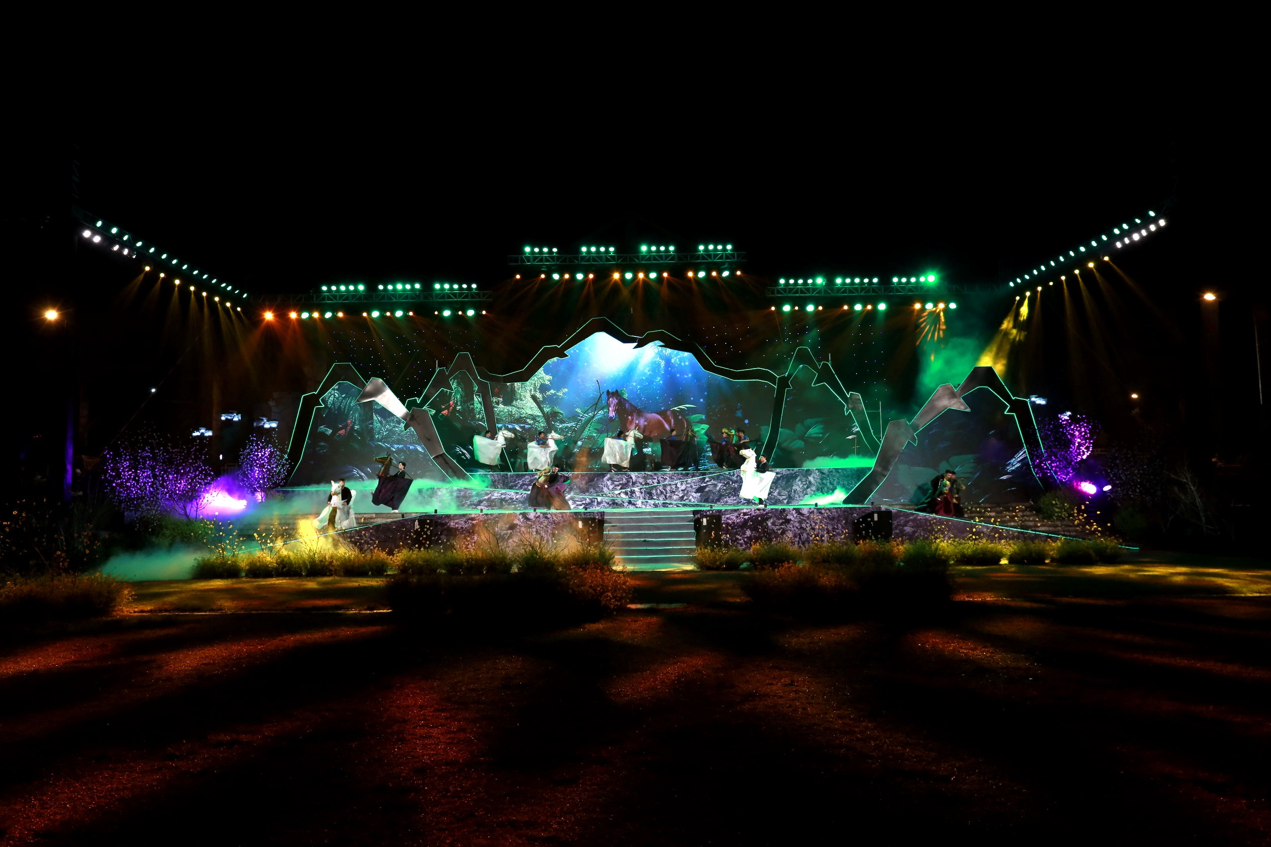 Ngựa đua làm "diễn viên" trên sân khấu khai mạc Festival Cao nguyên trắng Bắc Hà 2024- Ảnh 4.