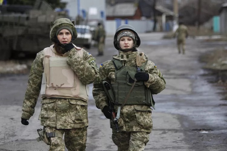 Nữ quân nhân Ukraine vật lộn đấu tranh để được ra tiền tuyến chiến đấu chống quân Nga- Ảnh 1.