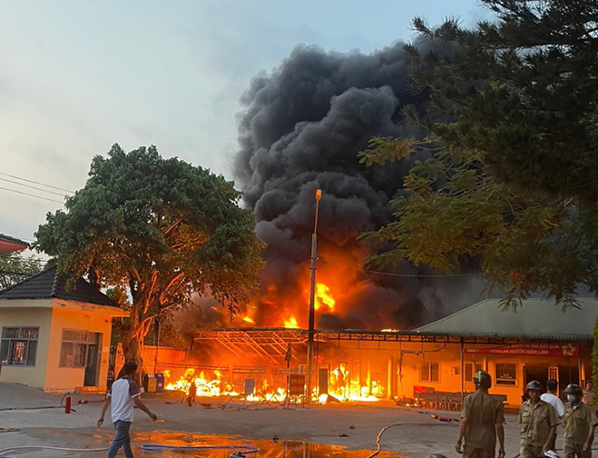 Cháy lớn tại kho tạm giữ xe tang vật của Công an huyện, khoảng 200 xe mô tô bị thiêu rụi- Ảnh 1.