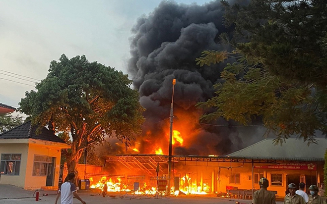 Cháy lớn tại kho tạm giữ xe tang vật của Công an huyện, khoảng 200 xe mô tô bị thiêu rụi