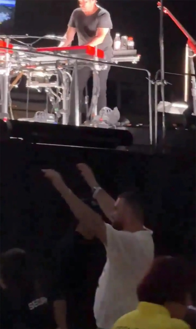 Bạn trai xuất hiện cổ vũ Taylor Swift tại Singapore- Ảnh 2.