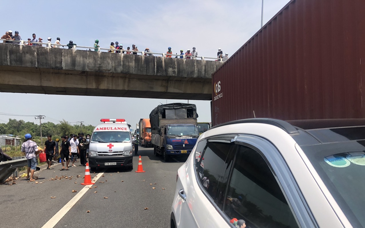 Vụ xe khách lật trên cao tốc TP HCM - Trung Lương: 4 người bị thương nặng, tài xế có nồng độ cồn