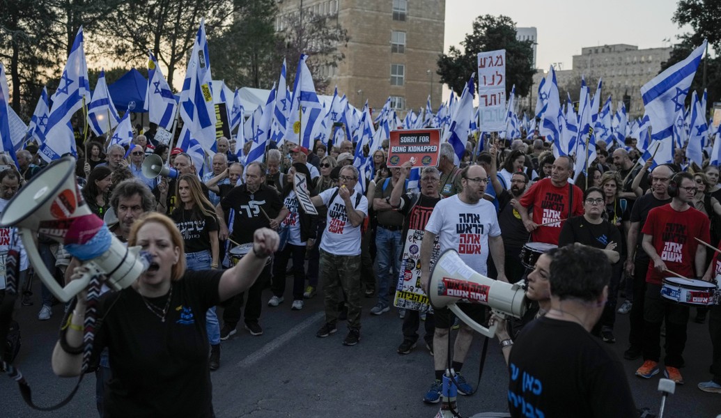 Hình ảnh biểu tình lớn ở nhiều thành phố Israel gây sức ép yêu cầu Thủ tướng Netanyahu phải từ chức- Ảnh 8.