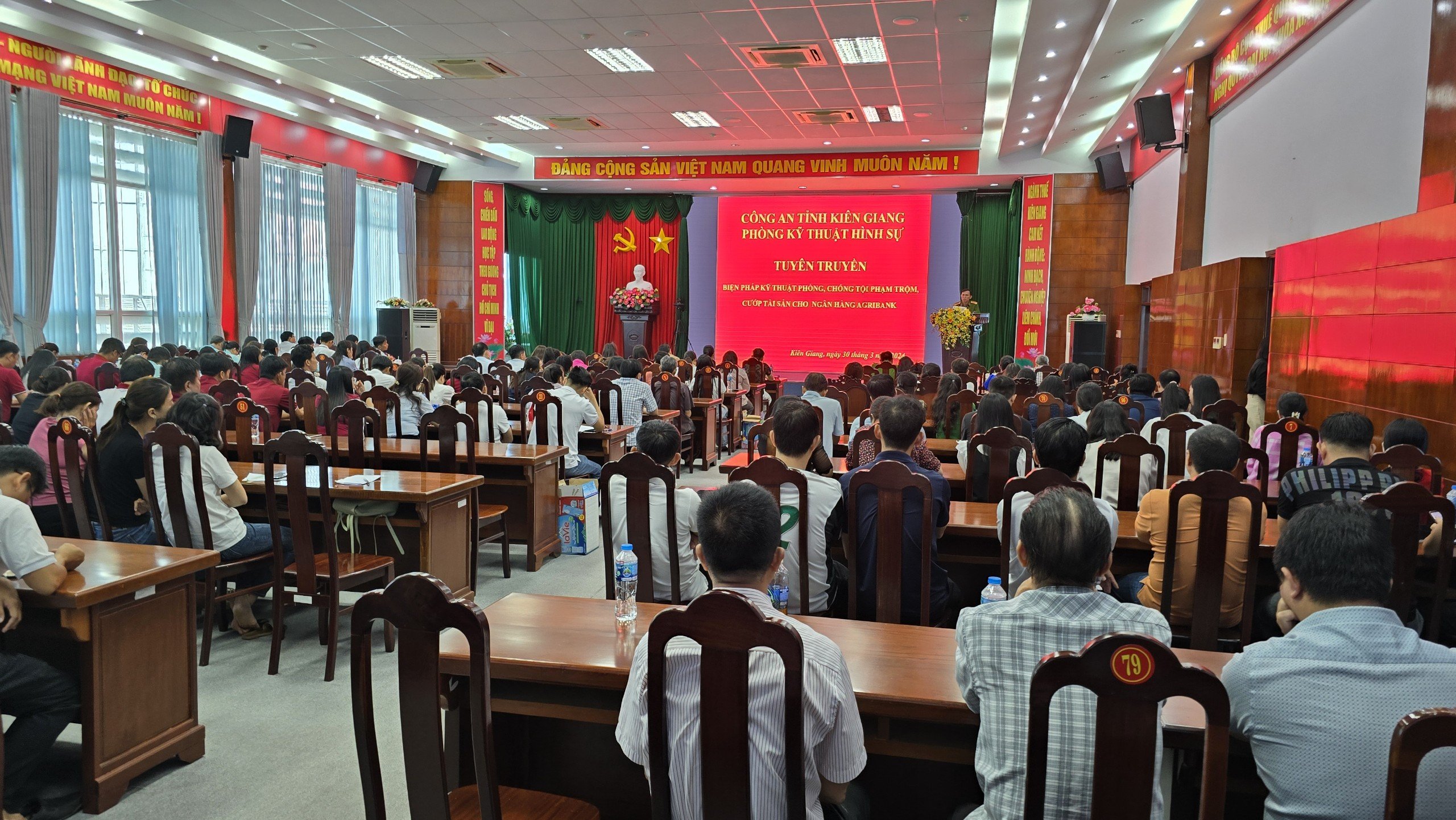 Agribank Chi nhánh tỉnh Kiên Giang phối hợp với Công an tuyên truyền phòng chống tội phạm trộm, cướp tài sản- Ảnh 4.