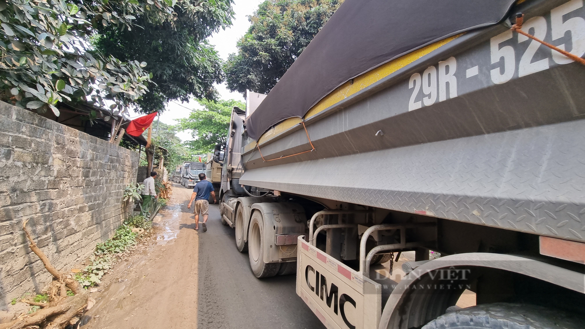 Dân khốn khổ vì xe tải chở cát hoành hành qua xã Thịnh Minh (TP Hòa Bình)- Ảnh 1.
