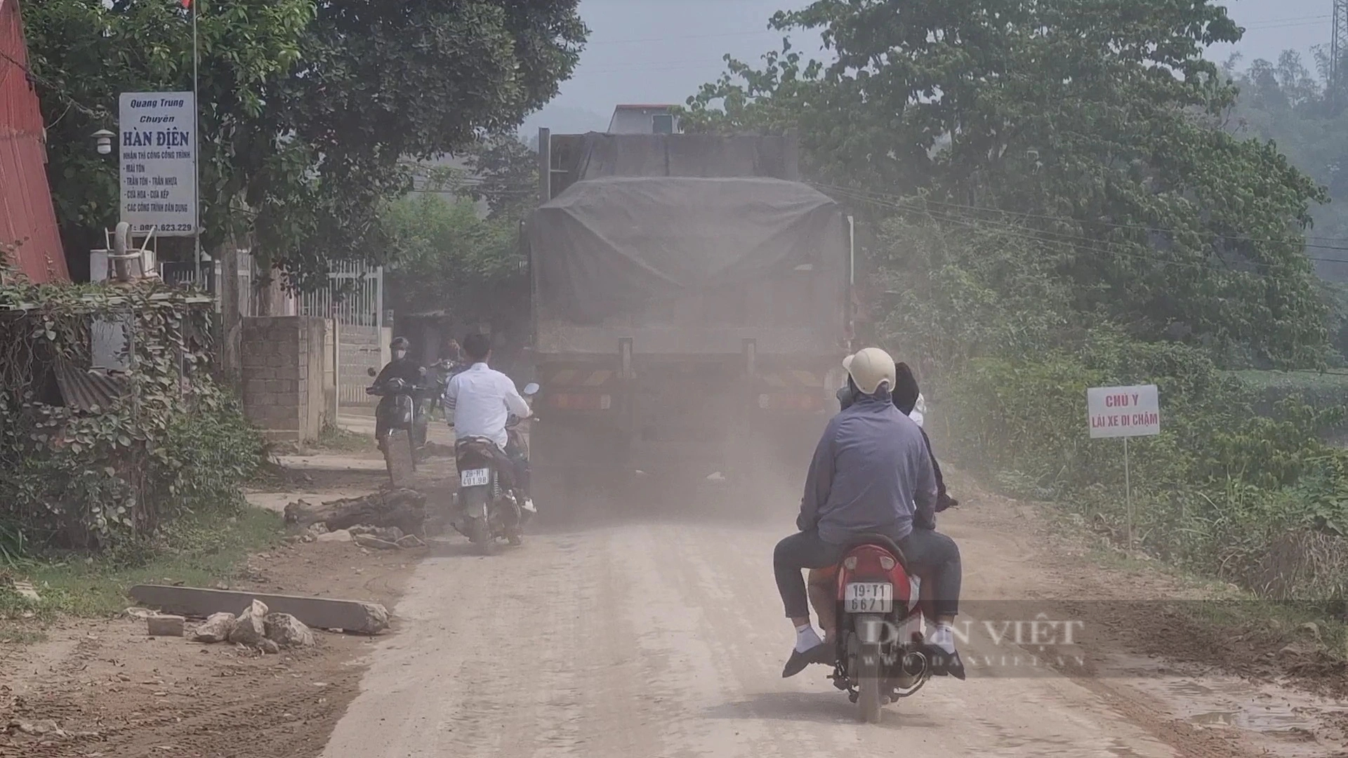 Dân khốn khổ vì xe tải chở cát hoành hành qua xã Thịnh Minh (TP Hòa Bình)- Ảnh 3.