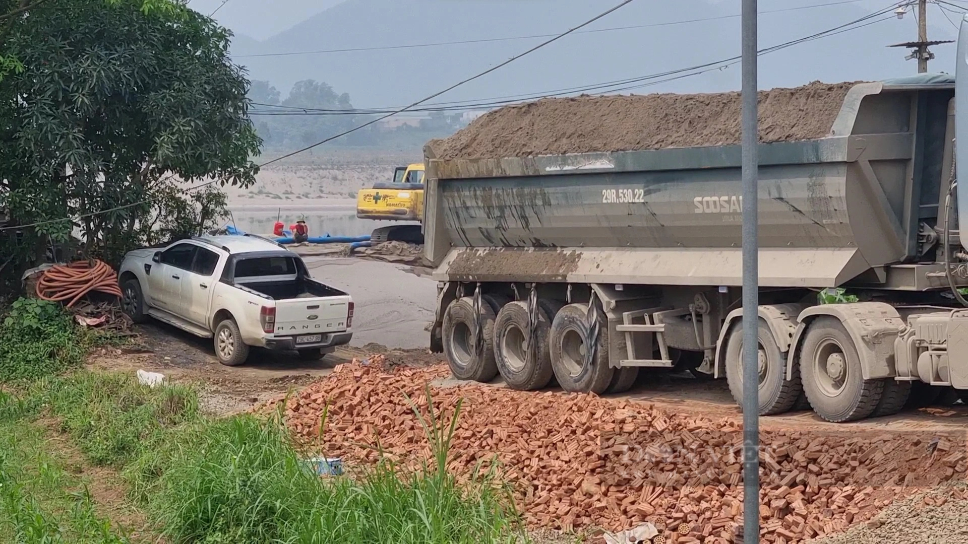 Dân khốn khổ vì xe tải chở cát hoành hành qua xã Thịnh Minh (TP Hòa Bình)- Ảnh 5.