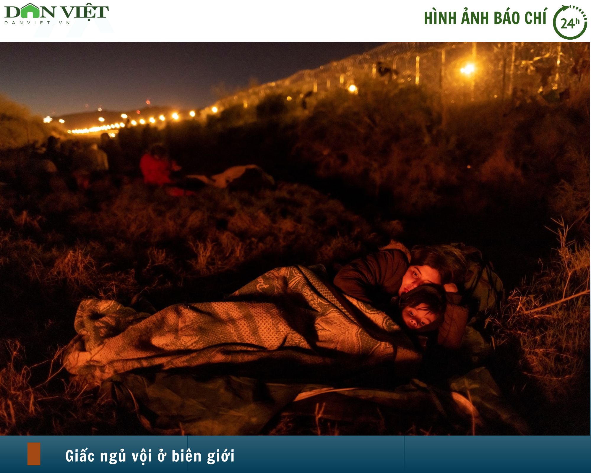 Hình ảnh báo chí 24h: Giấc ngủ vội ở biên giới- Ảnh 1.