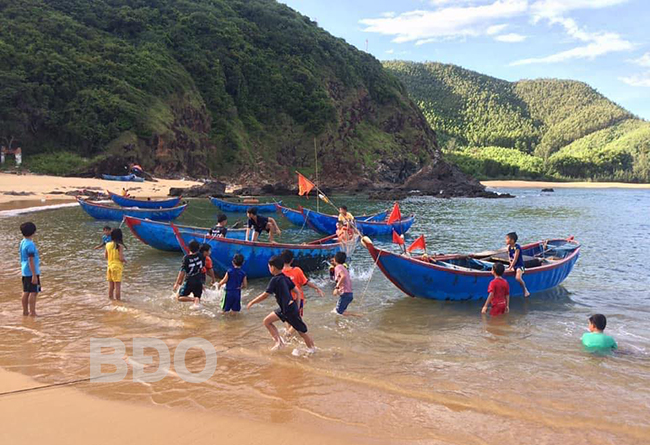 Một làng chài đẹp như phim ở một xã biển của Bình Định, sáng ra thấy tôm, cua, ghẹ tươi lấp lánh- Ảnh 2.