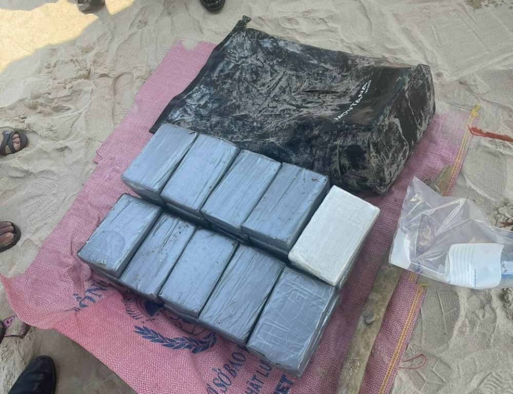 Dân đi tắm biển bất ngờ phát hiện túi chứa 25 bánh nghi ma túy trôi dạt vào bờ biển ở Bình Thuận- Ảnh 1.