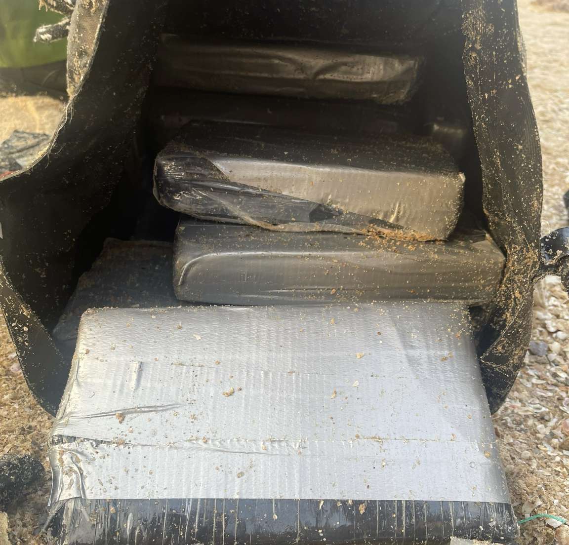 Dân đi tắm biển bất ngờ phát hiện túi chứa 25 bánh nghi ma túy trôi dạt vào bờ biển ở Bình Thuận- Ảnh 2.