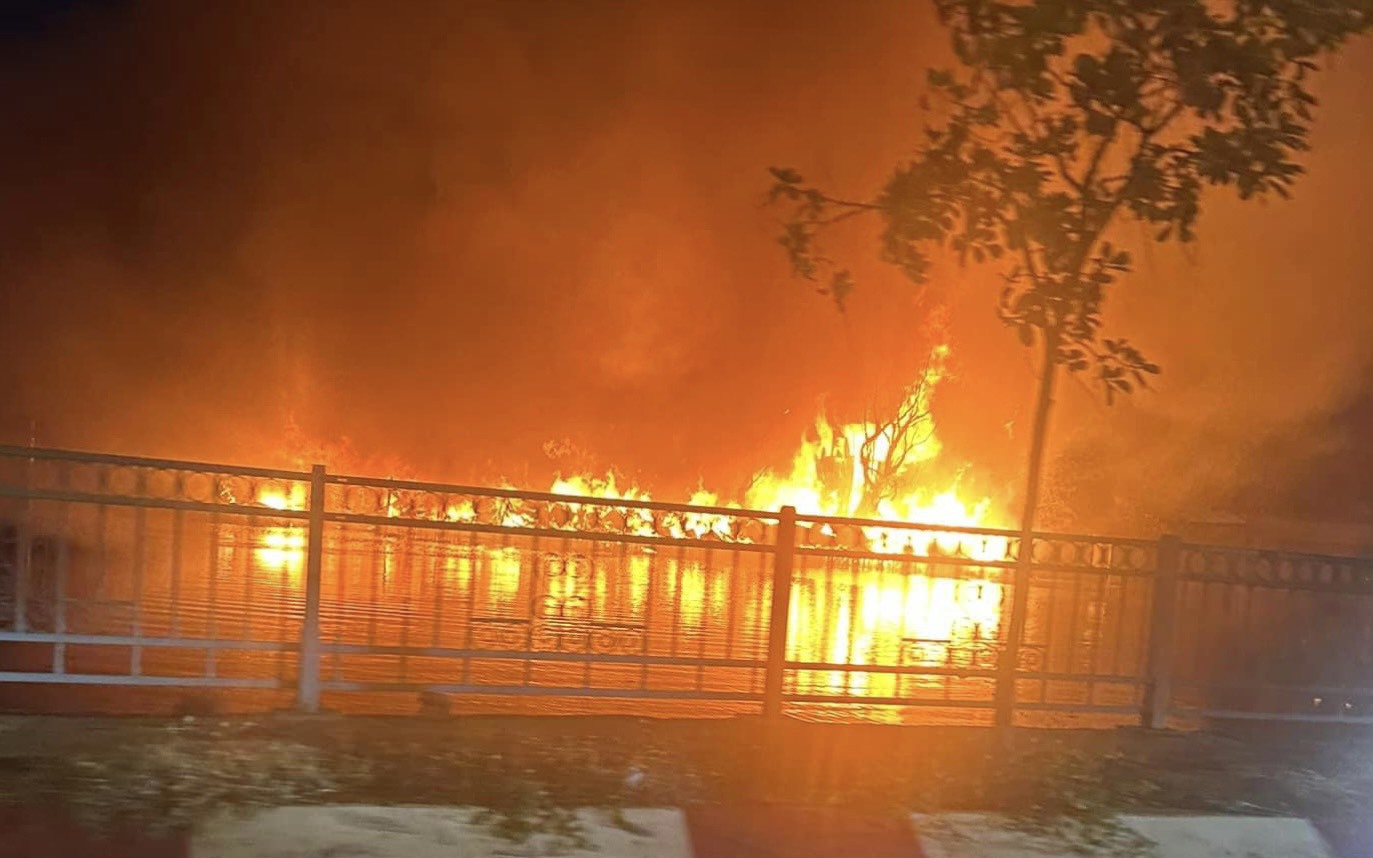 Cháy nhà dân ở quận 8, TP.HCM, cảnh sát phong tỏa một đoạn đường dài để dập lửa