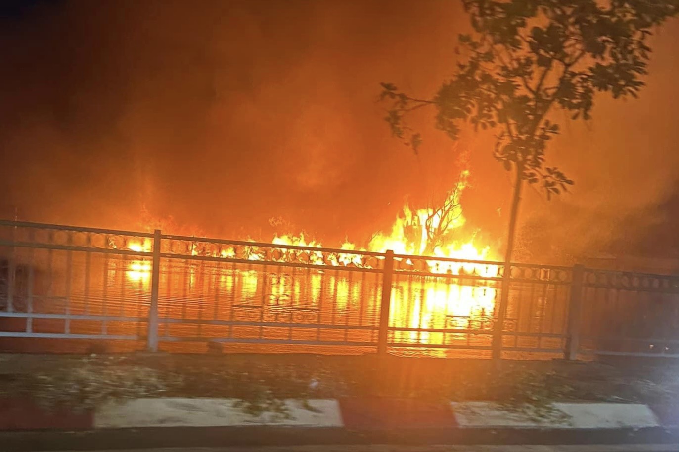 Cháy nhà dân ở quận 8, TP.HCM, cảnh sát phong tỏa một đoạn đường dài để dập lửa- Ảnh 1.