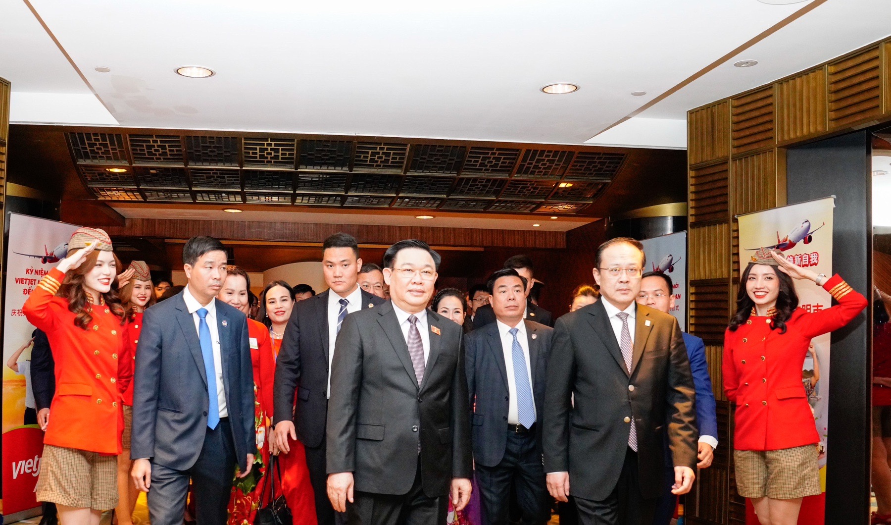Chủ tịch Quốc hội Vương Đình Huệ cùng đoàn lãnh đạo cấp cao Việt Nam - Trung Quốc tham dự lễ kỷ niệm 10 năm bay Trung Quốc và công bố đường bay TP. Hồ Chí Minh - Tây An của Vietjet.