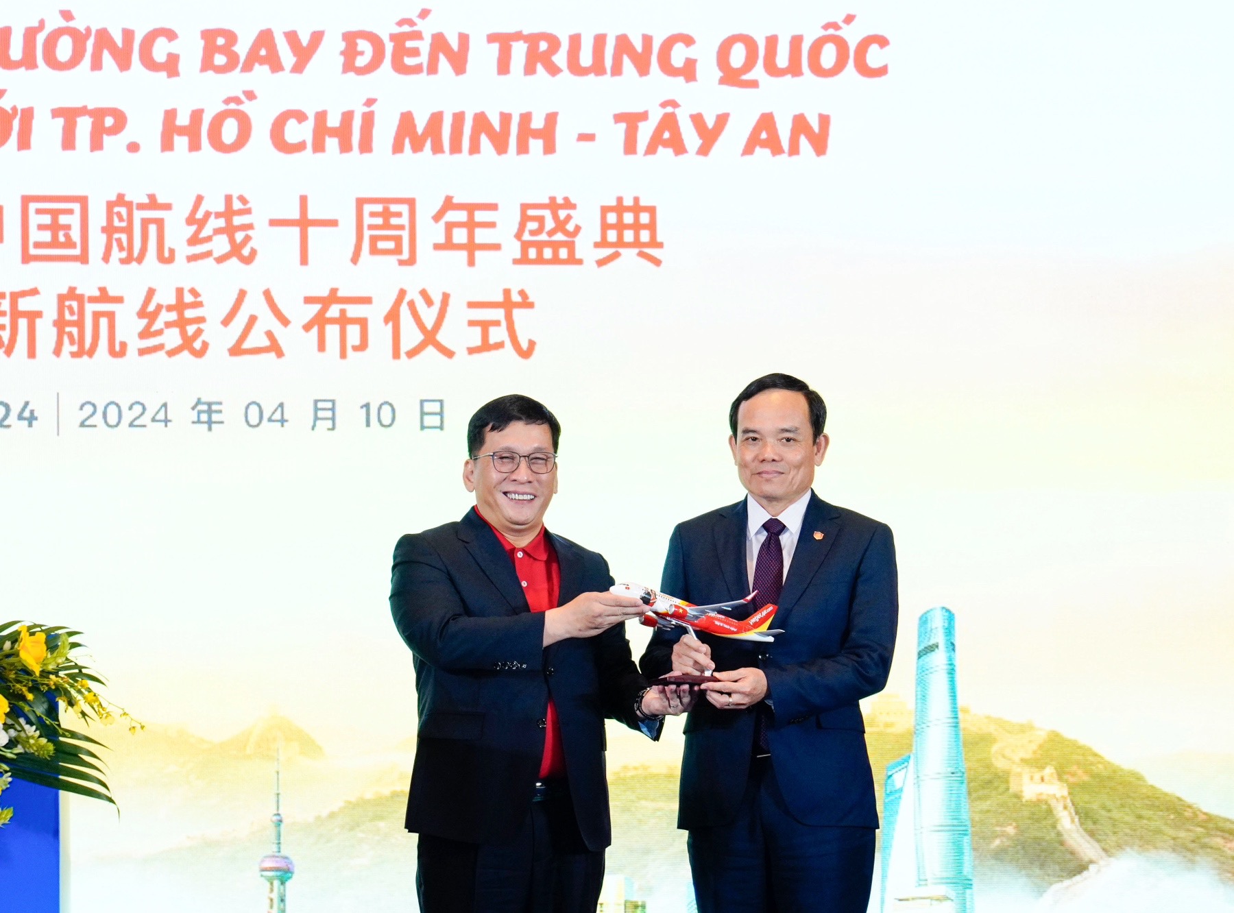 Phó Thủ tướng Trần Lưu Quang chúc mừng Vietjet với đường bay mới.