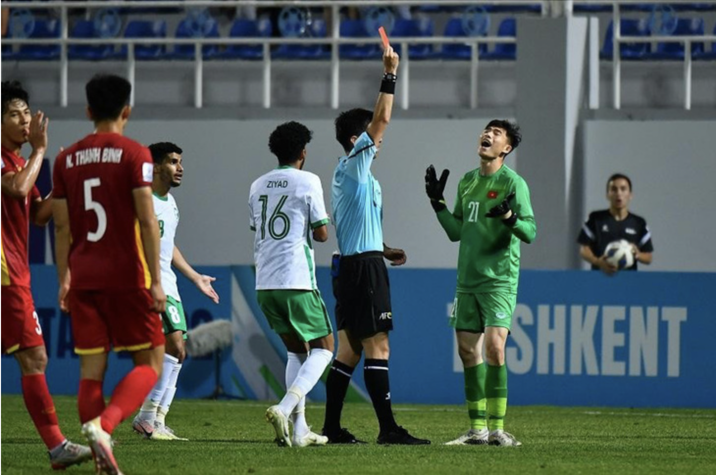 Có đúng Quan Văn Chuẩn chưa đá đã bị treo giò 2 trận tại VCK U23 châu Á 2024?- Ảnh 1.