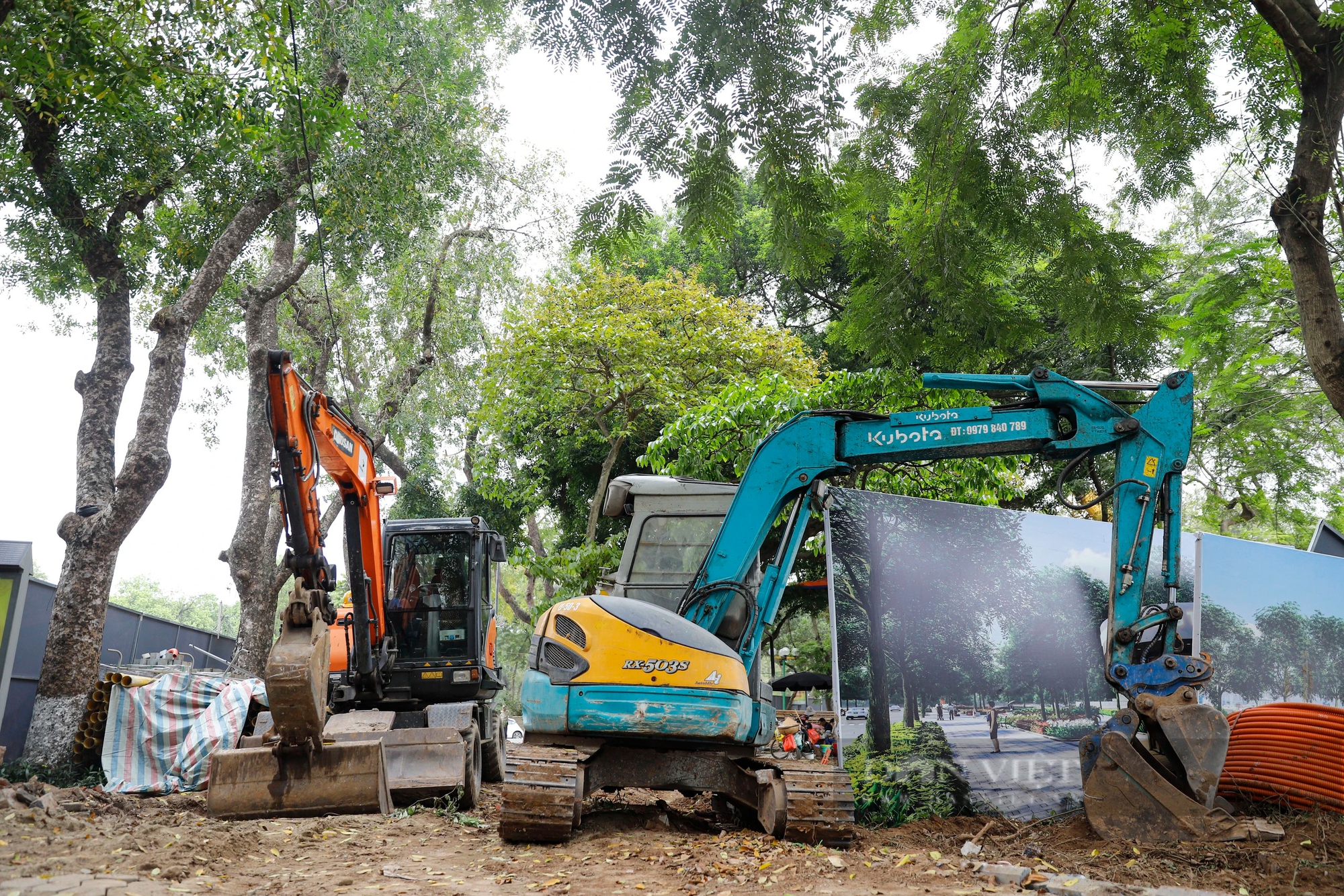 Người Hà Nội ngồi hóng gió trên công trường xây dựng xung quanh hồ Thiền Quang- Ảnh 3.