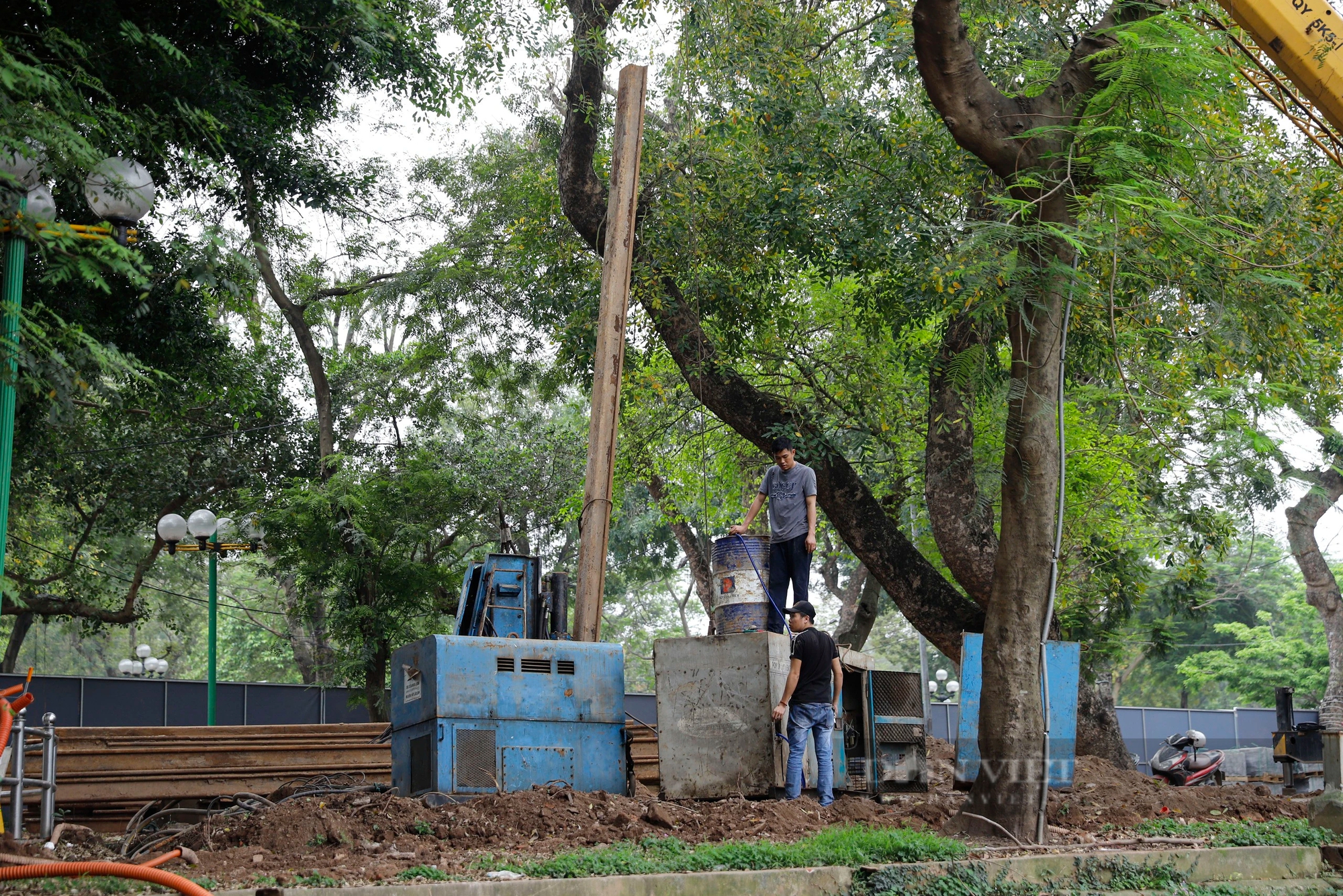 Người Hà Nội ngồi hóng gió trên công trường xây dựng xung quanh hồ Thiền Quang- Ảnh 4.