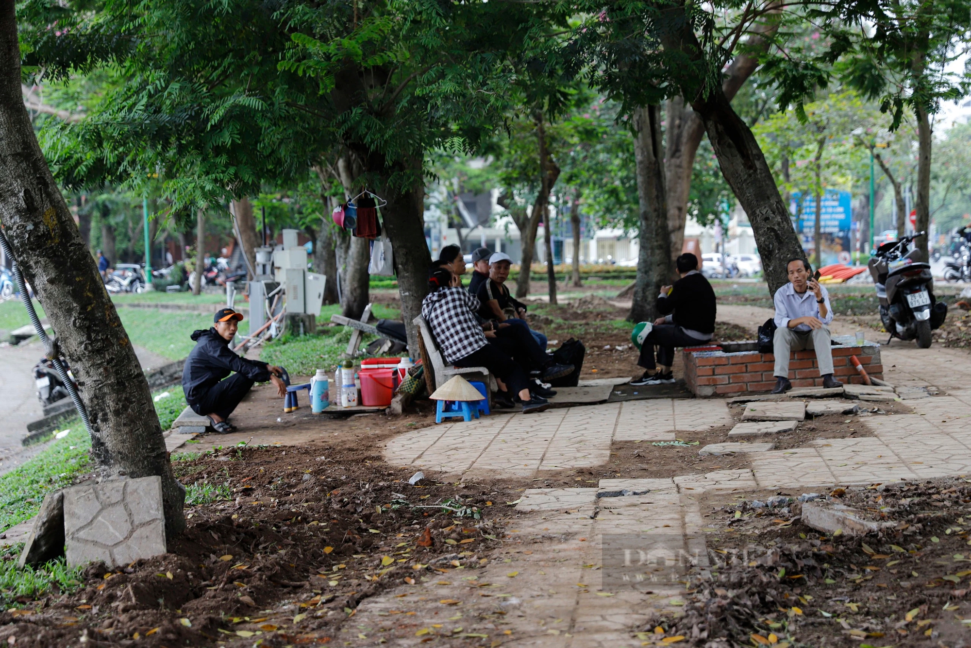 Người Hà Nội ngồi hóng gió trên công trường xây dựng xung quanh hồ Thiền Quang- Ảnh 7.