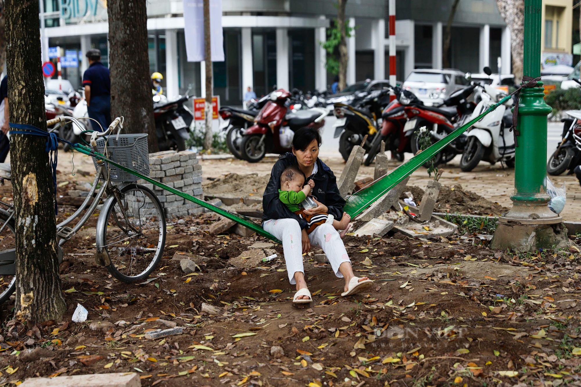 Người Hà Nội ngồi hóng gió trên công trường xây dựng xung quanh hồ Thiền Quang- Ảnh 9.