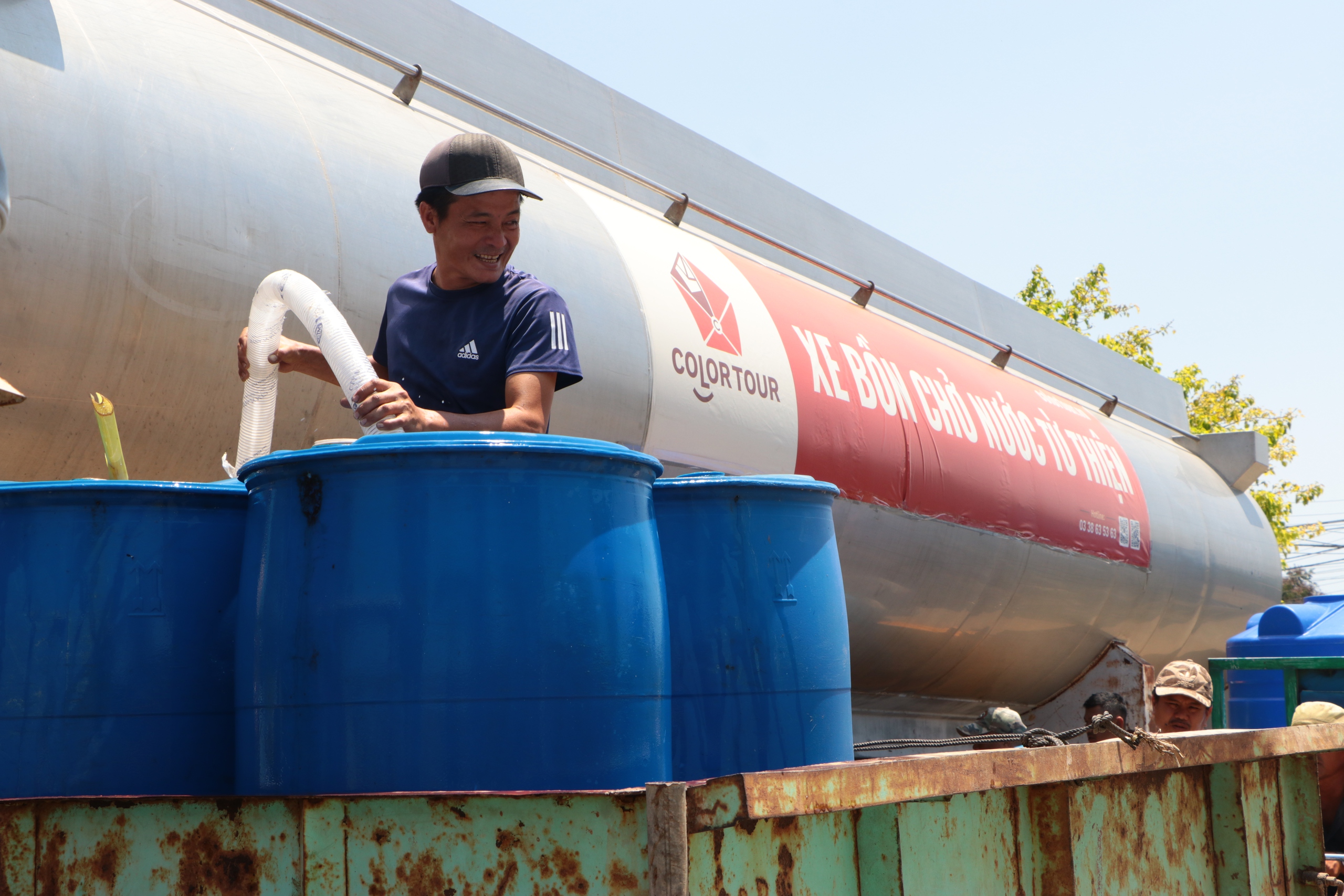 Một người dân chạy xe ba gác đem theo bồn chứa nước 1.000 lít từ TP HCM xuống Tiền Giang cứu hạn cho người dân- Ảnh 1.