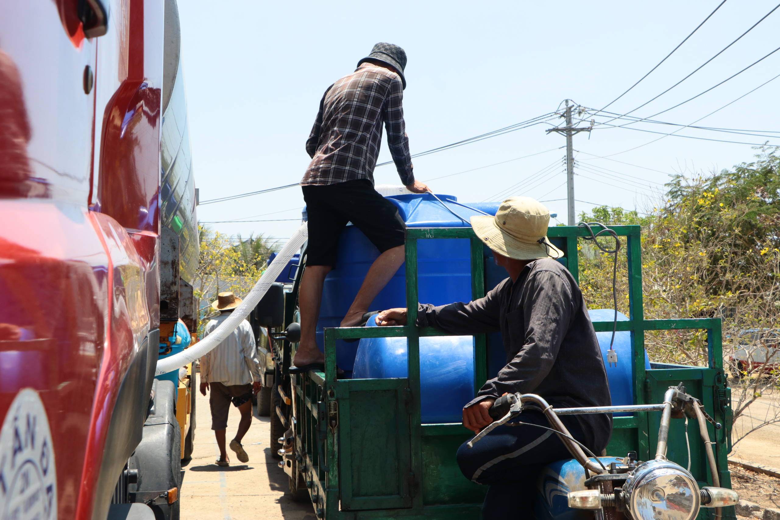 Một người dân chạy xe ba gác đem theo bồn chứa nước 1.000 lít từ TP HCM xuống Tiền Giang cứu hạn cho người dân- Ảnh 6.