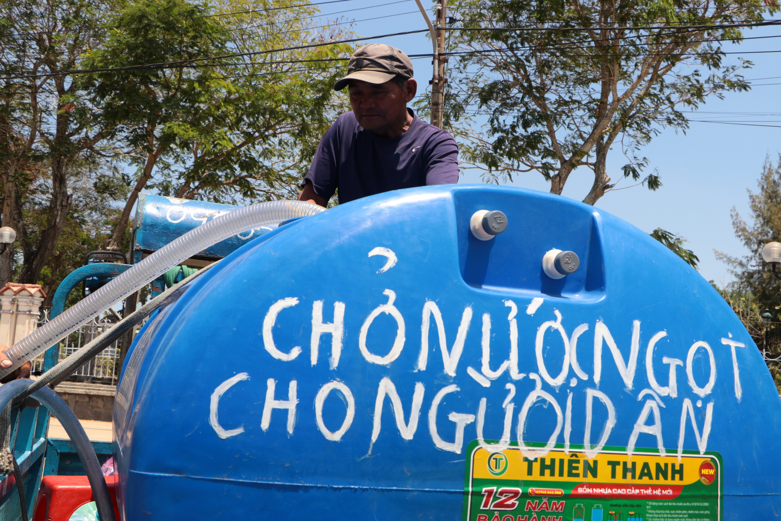 Một người dân chạy xe ba gác đem theo bồn chứa nước 1.000 lít từ TP HCM xuống Tiền Giang cứu hạn cho người dân- Ảnh 4.