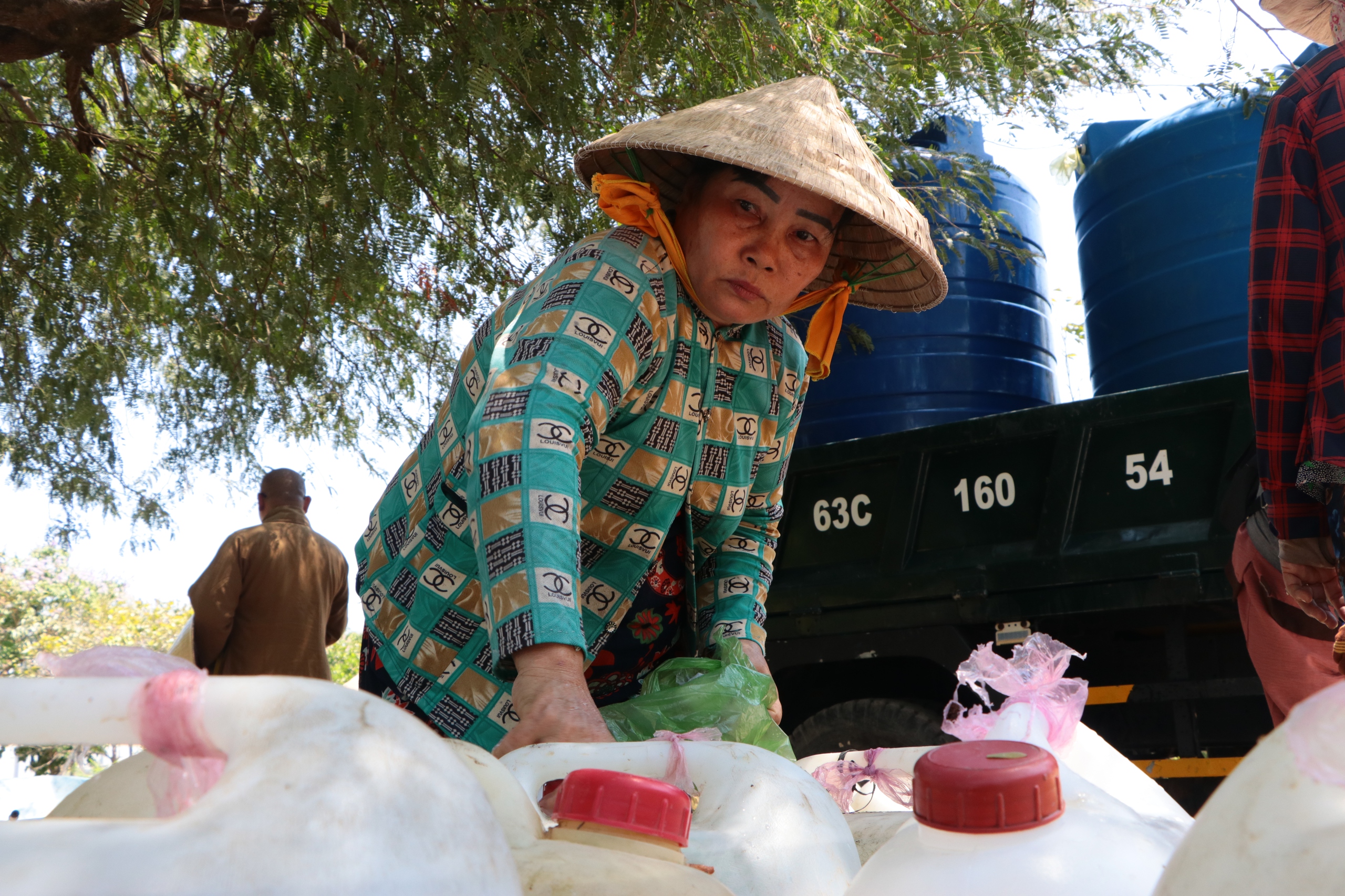 Một người dân chạy xe ba gác đem theo bồn chứa nước 1.000 lít từ TP HCM xuống Tiền Giang cứu hạn cho người dân- Ảnh 3.