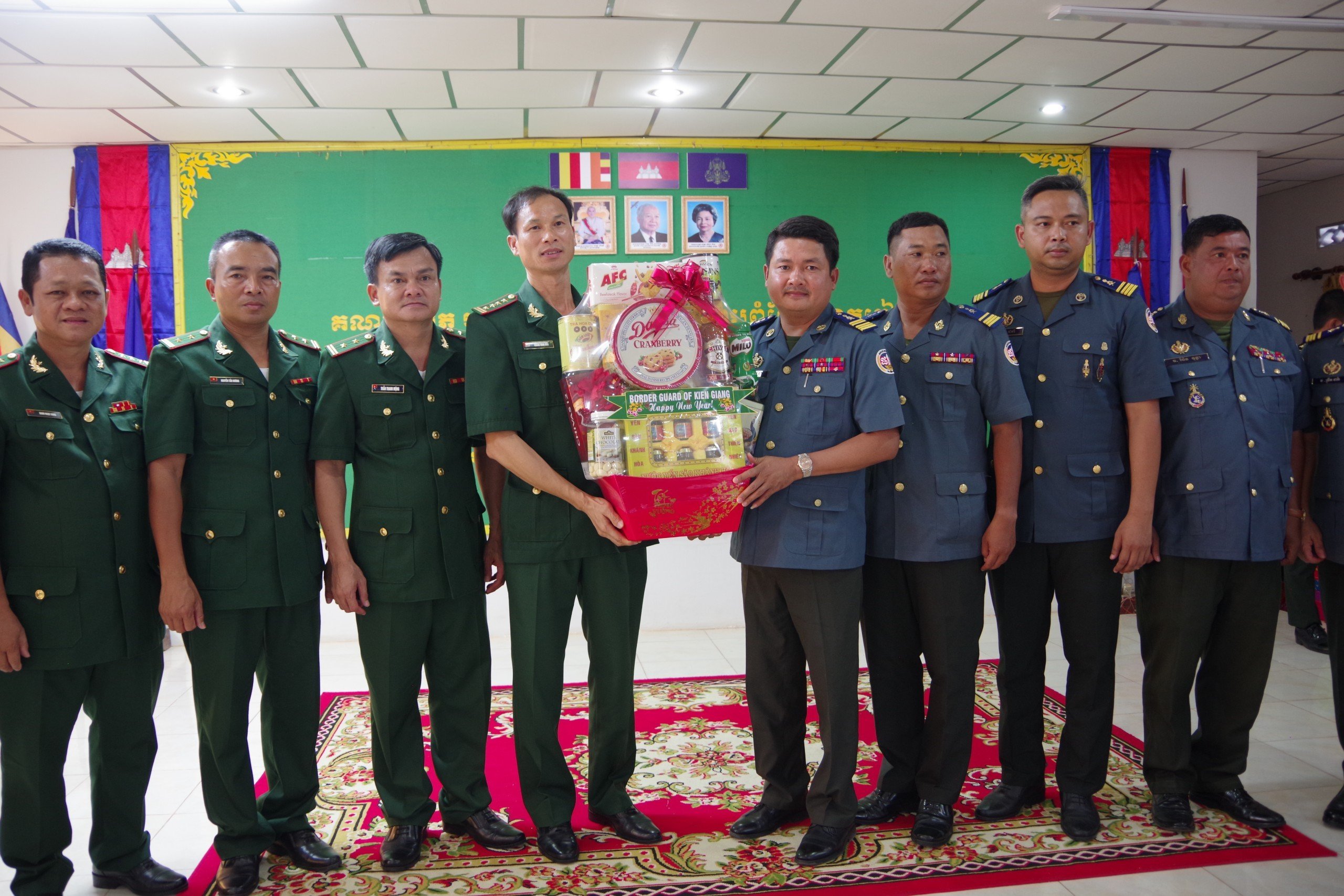 Bộ đội Biên phòng tỉnh Kiên Giang thăm, chúc tết lực lượng bảo vệ biên giới vùng biển Campuchia - Ảnh 1.
