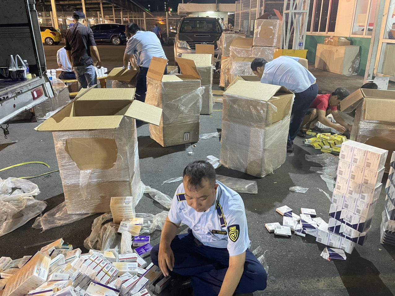 Phát hiện hơn 18.000 hộp tân dược không rõ nguồn gốc tại kho quốc nội sân bay Tân Sơn Nhất- Ảnh 1.