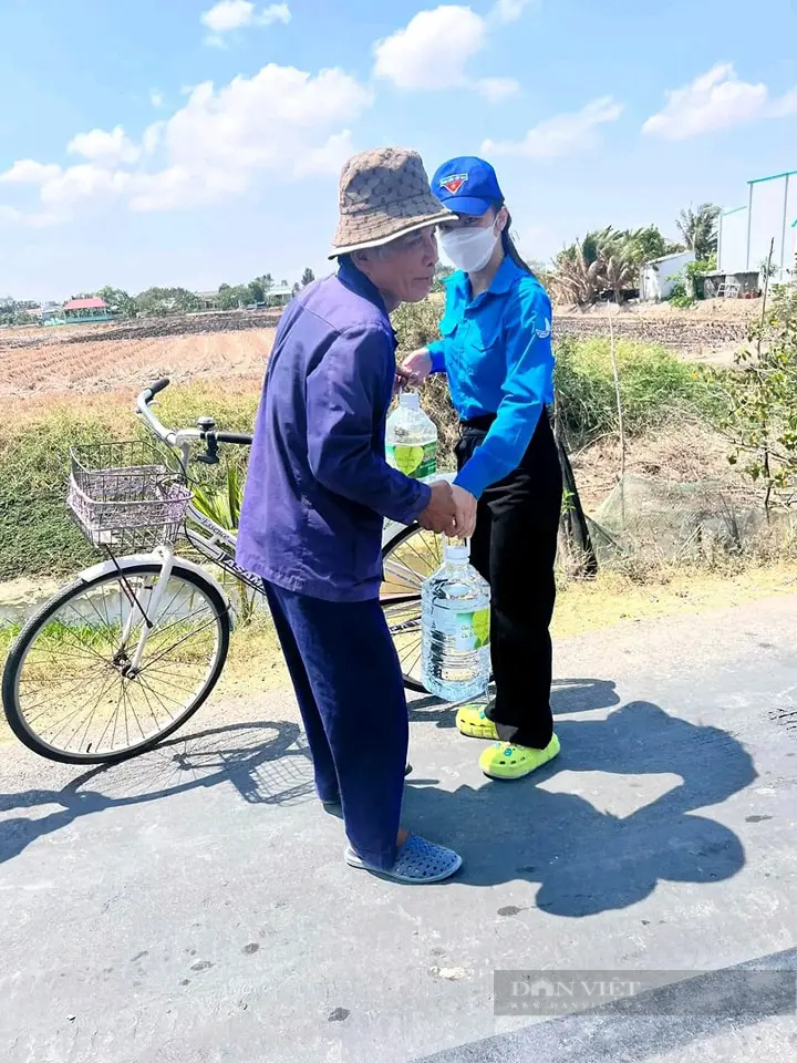 Long An: Thêm nhóm thiện nguyện tham gia chở nước cho người dân đang 