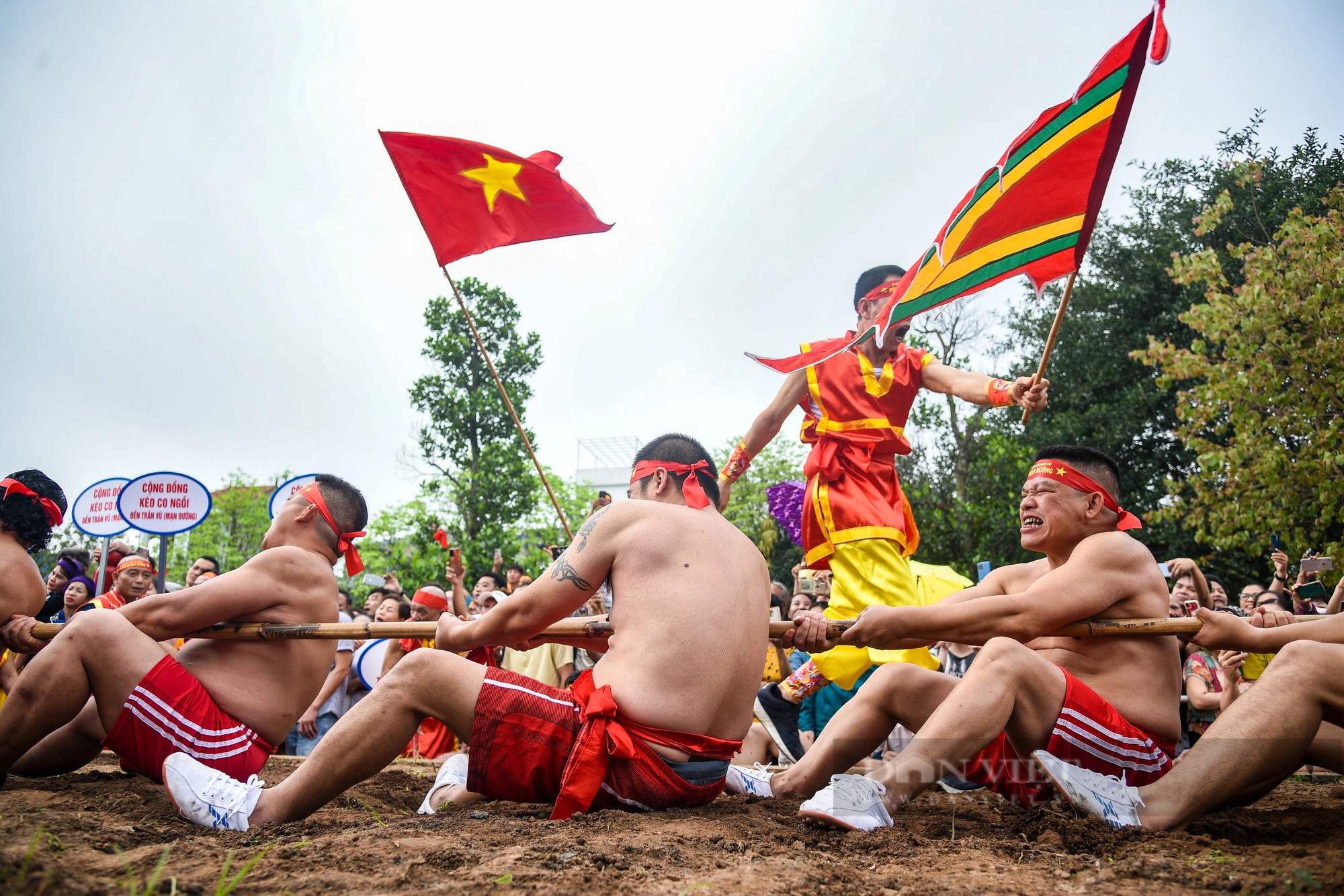 Độc đáo trò kéo co ngồi tại một lễ hội ở Hà Nội- Ảnh 10.