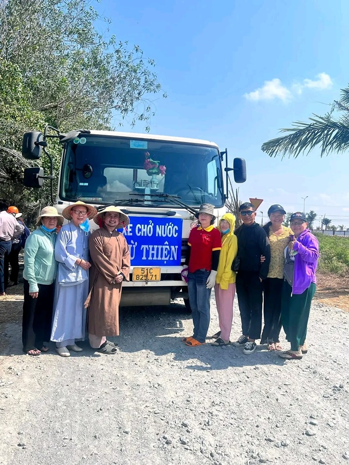 Long An: Thêm nhóm thiện nguyện tham gia chở nước cho người dân đang 